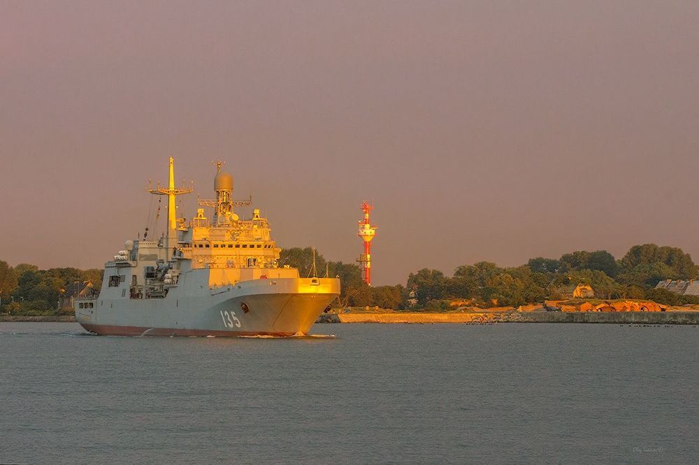 Корабль проходит мимо развалин старого кайзеровского форта на Балтийской косе. Небо было необычного сиреневого оттенка.