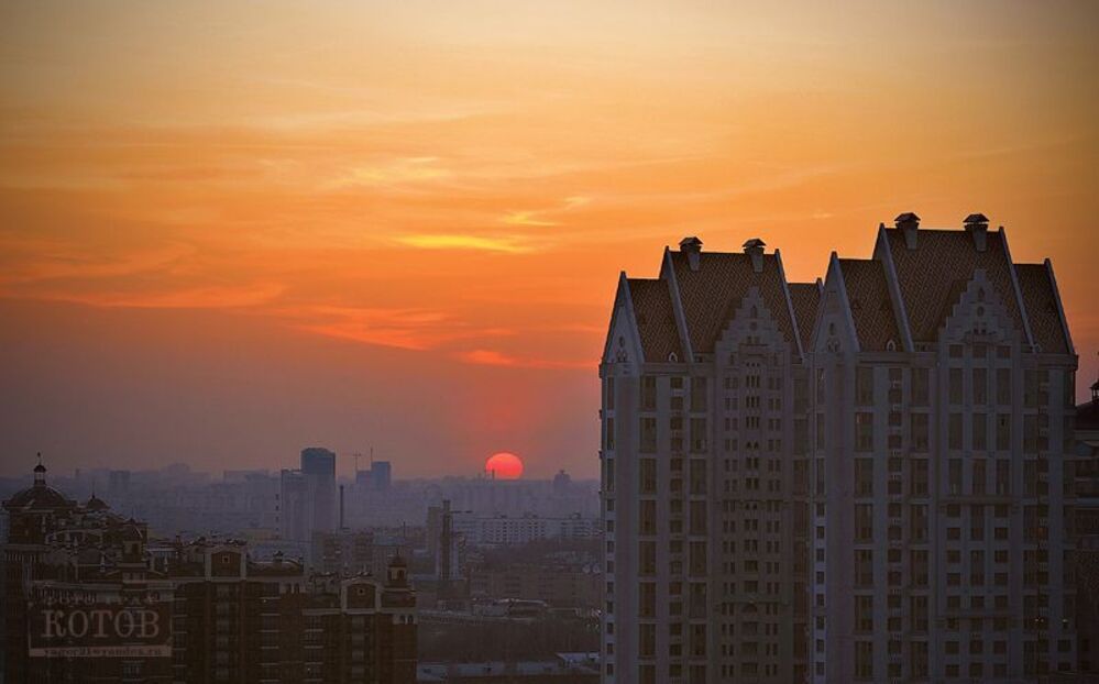 Крыши в лучах заходящего солнца.