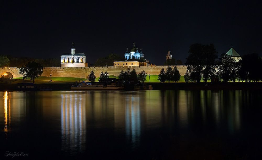 Вид на Новгородский Кремль ночью