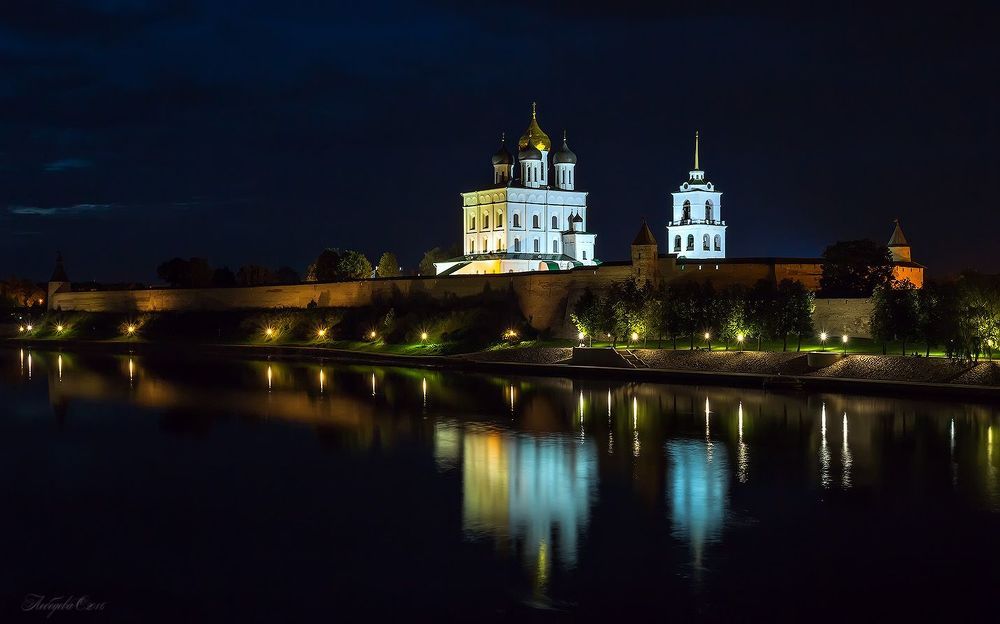 Вид на Псковский Кремль и реку Полисть