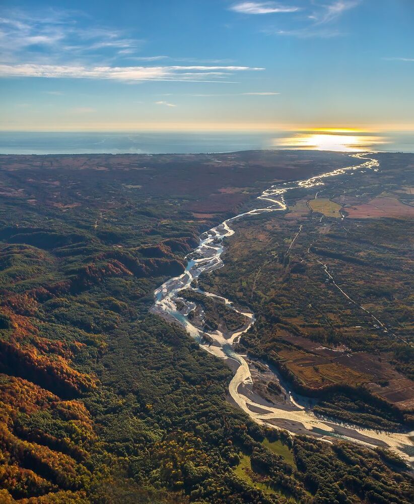 Река Кодор на горизонте впадает в Чёрное море.