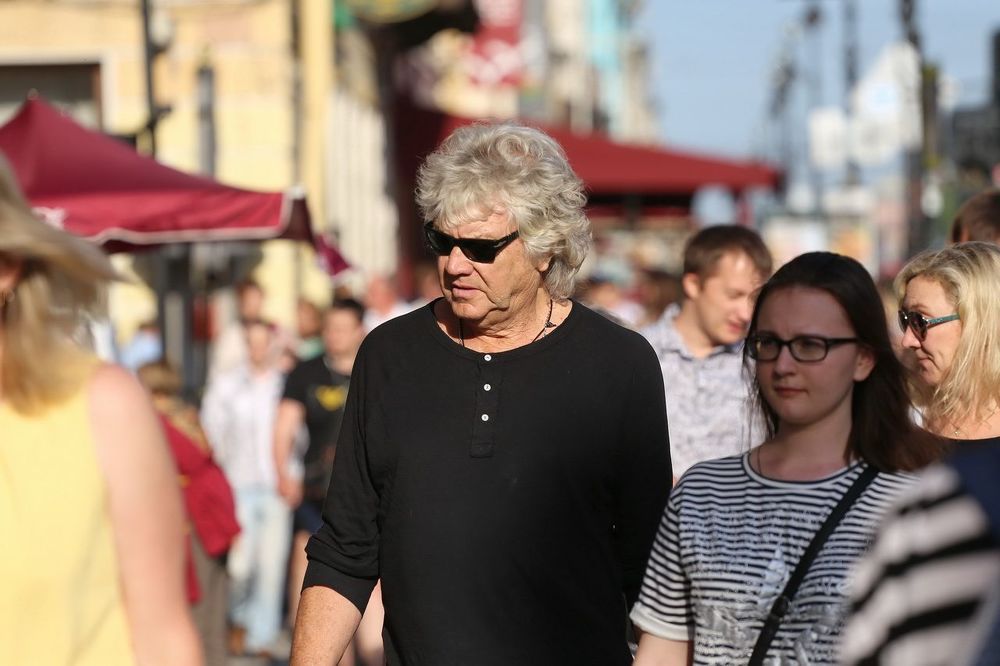 Течет людей река по Невскому