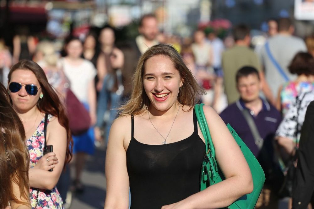 Течет людей река по Невскому