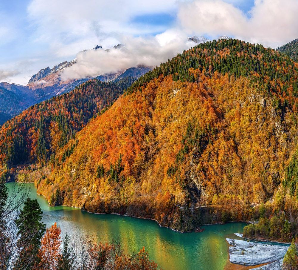 Осень на озере Рица.