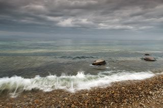 Зарождающийся океан. По некоторым сведениям берега Байкала расходятся на 2 см в год, и на этом основании делается предположение, что Байкал – это зарождающийся океан, хотя подтверждения такой скорости пока не получено.