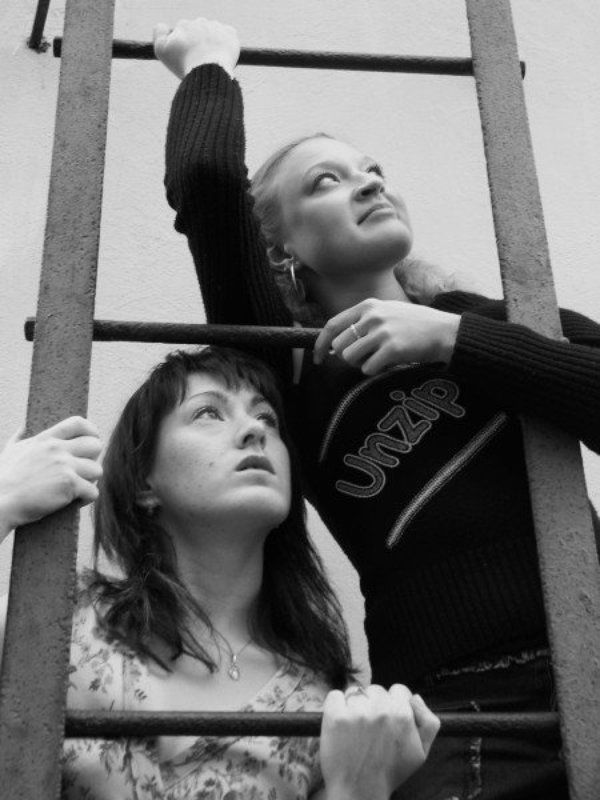 девушка, лестница двое фото превью