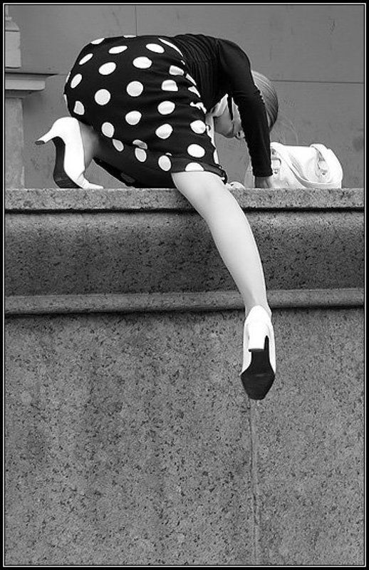 девушка, юбка, горошек, нога, поза, dyadyavasya Помогите модели спуститься на землю фото превью