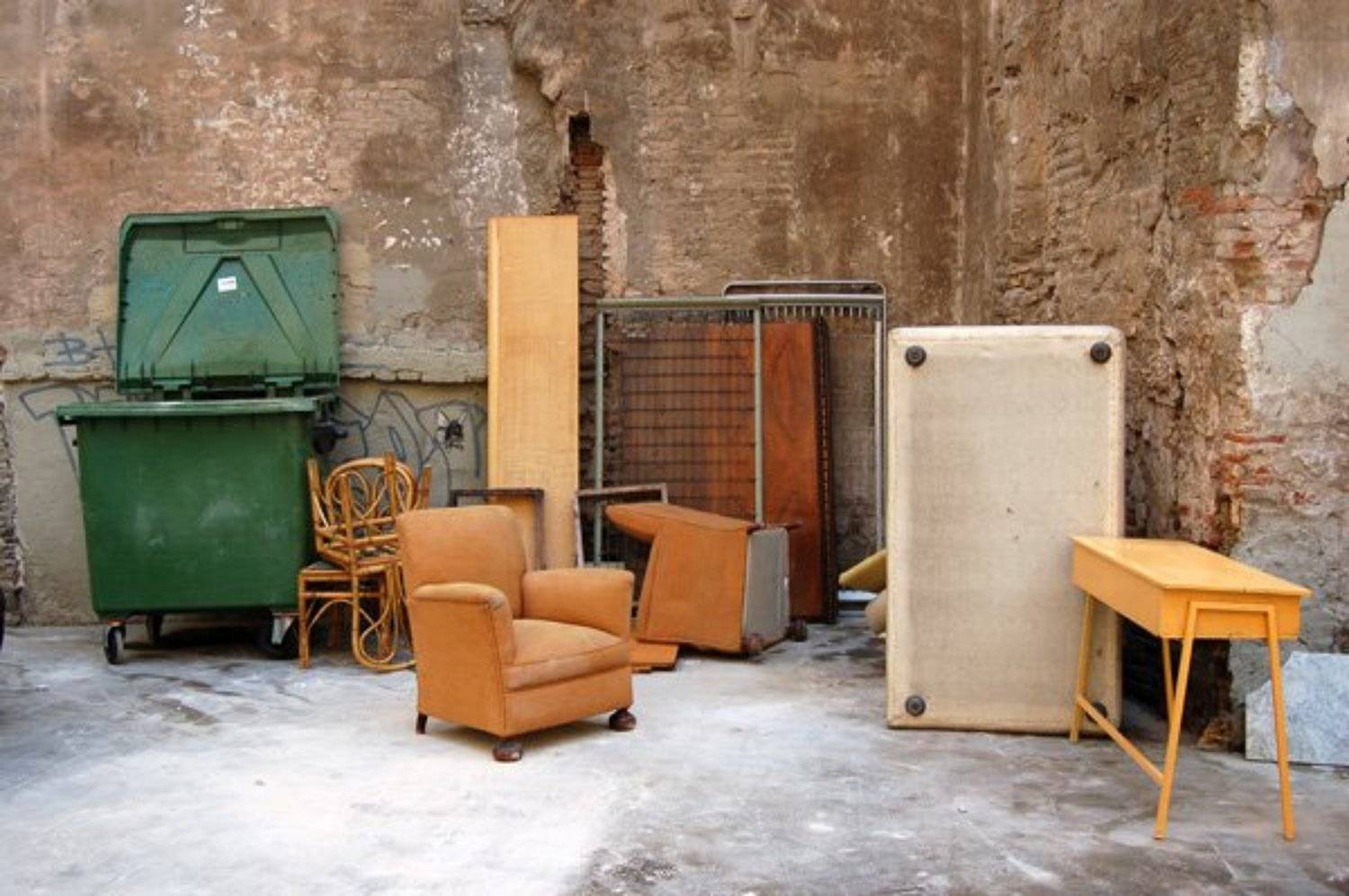 валенсия, мебель, двор, valencia, мусор, помойка, viuga
