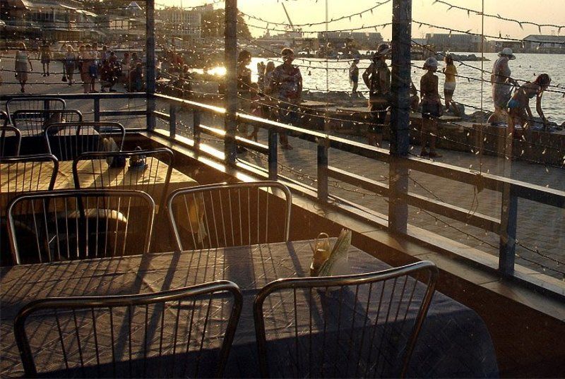 2006, анапа, вечер, город, закат, кафе, люди, набережная, свет, цвет, цифра, cafe, evening, sun, light, shadows, color кафе в Анапе фото превью