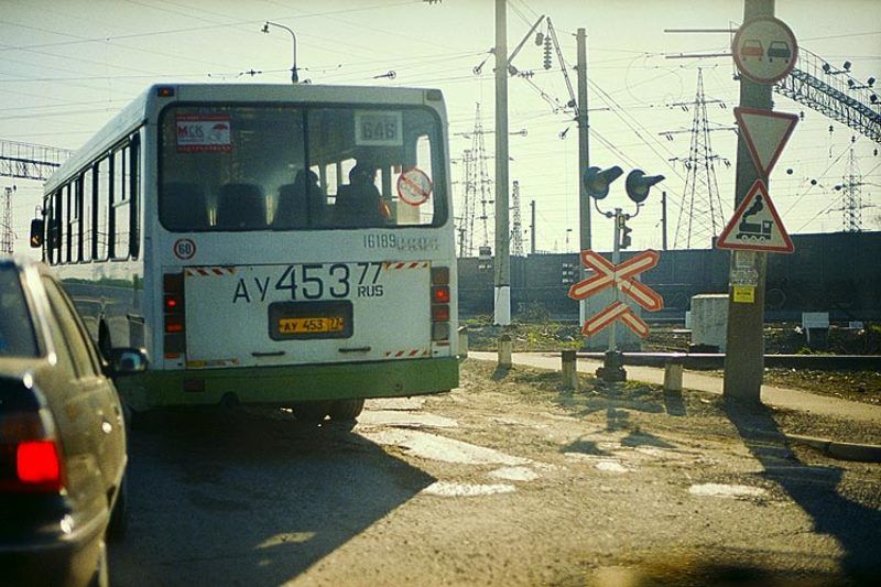 2006, canoneos300, ef50/1.8, цвет, город, москва, переезд, светофор, знак, столб, авто, автобус, номер, провода, тень, свет, bus, car, color, moscow, ligth, shadow, number, sign никто ничего не знает фото превью