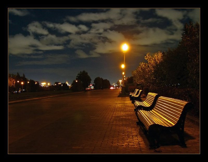 ночь, город, фонари, скамейки, улицы, мостовая, москва, dyadyavasya Одиночество скамеек фото превью