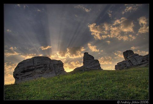 Лаская небо лучами