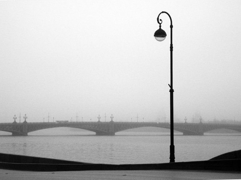 Питер утро туман фонарь набережная Геометрия туманного утра фото превью