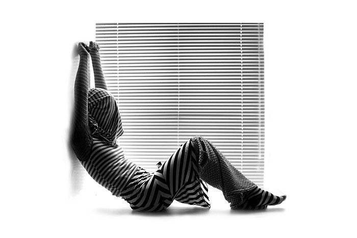 полоски, черное, белое, девушка, окно, жалюзи, dyadyavasya, Дмитрий Шамин