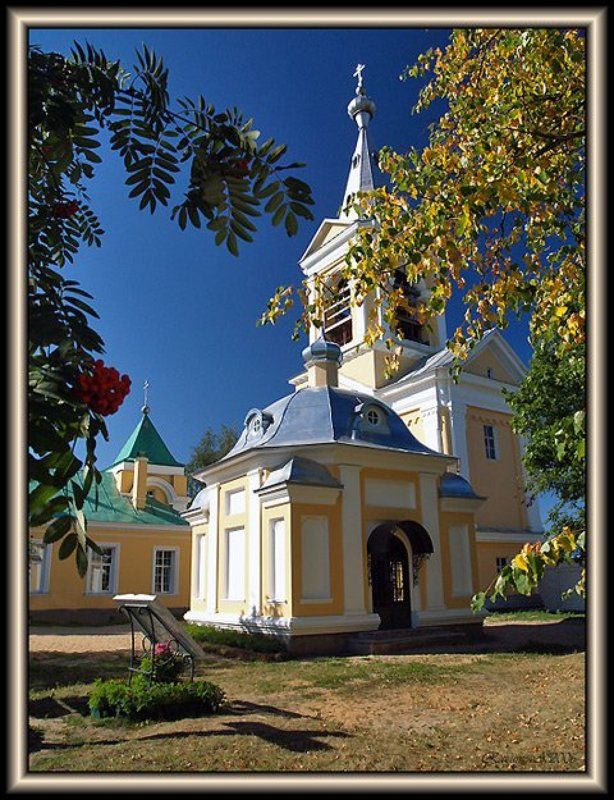 Ранняя осень в монастырском парке фото превью