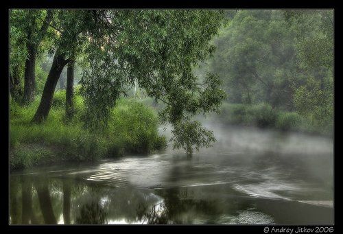 Умываясь в реке..