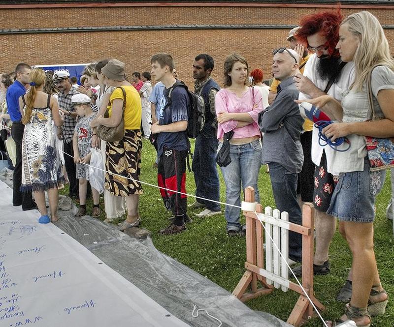 люди,открытка Интеллектуалы наблюдают даму в синей тапке. фото превью