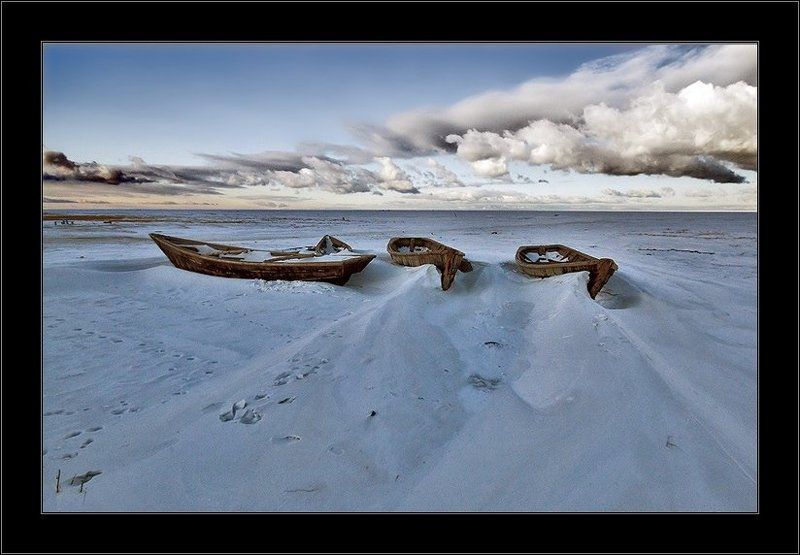 байкал, лед, снег, лодки, облака, небо, i_go Засыпает седой Байкал... фото превью