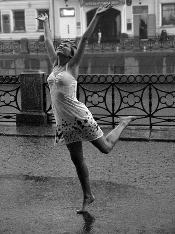 девушка, дождь, танец, питер, радость *** фото превью