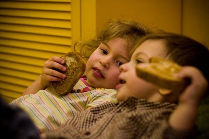 дети, малыш, хлеб, takachi приходи сегодня на сеновал )) фото превью