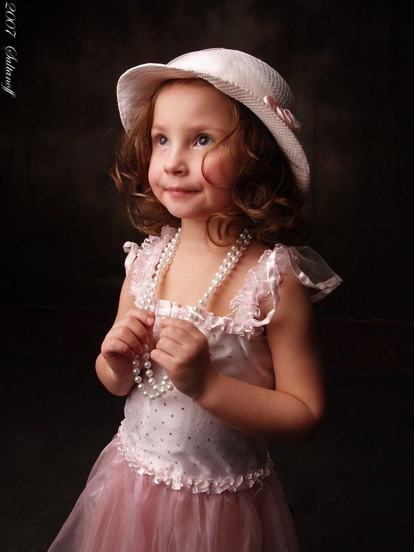 девочка, ребенок, малыш, бусы Карточка о маленькой девочке с бусами. фото превью