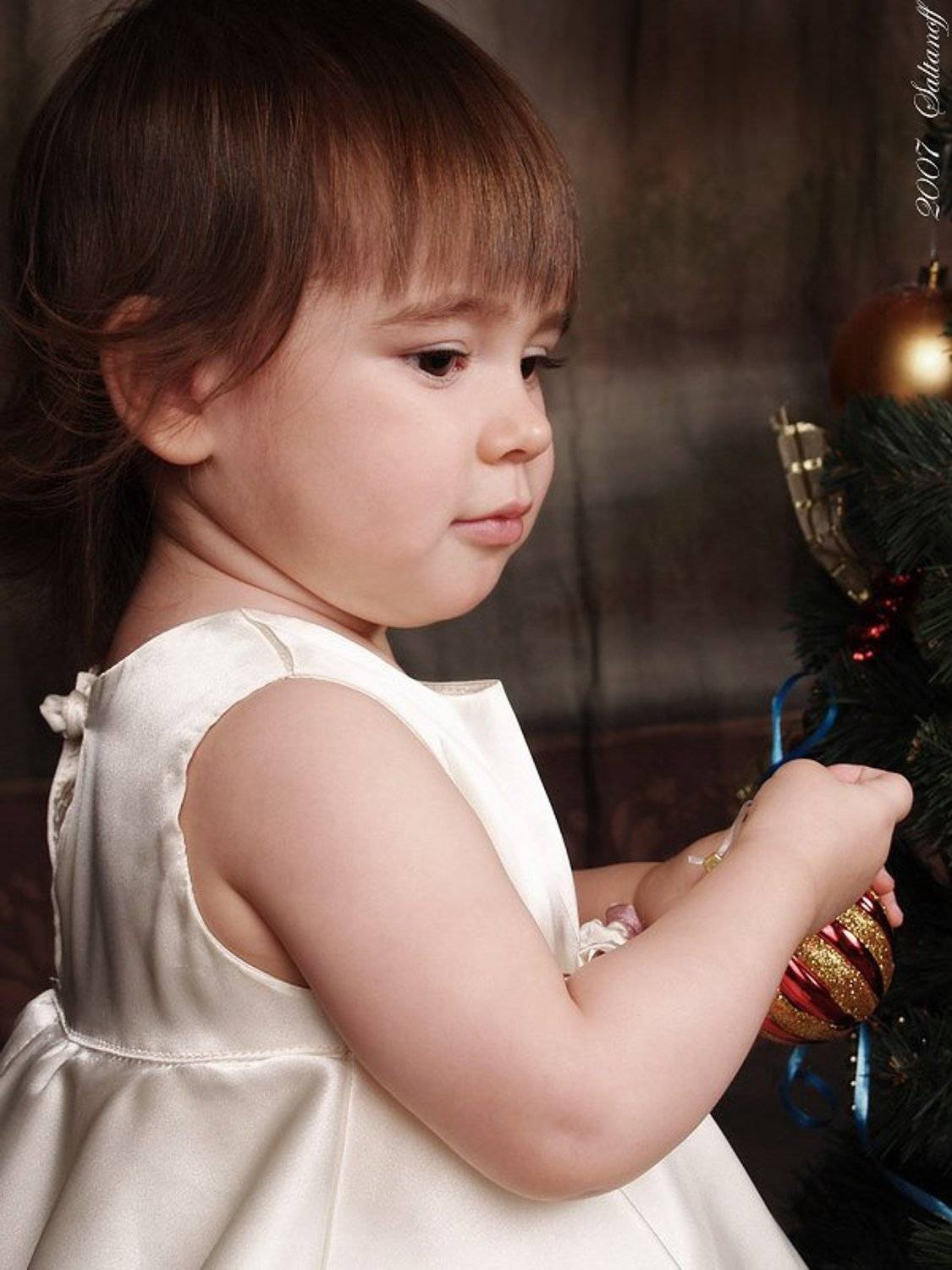 девочка, елочные игрушки, елка, новый год, Антон Салтанов