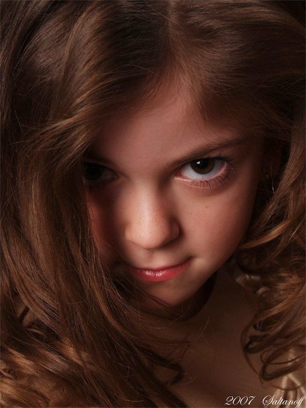 девочка, ребенок, взгляд, портрет. Карточка о девочке, мечтающей побыстрее стать взрослой. фото превью