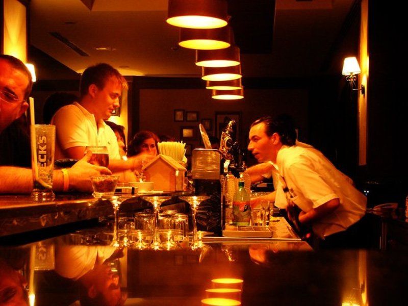 бар, бармен, takachi две водки и... еще две водки... фото превью