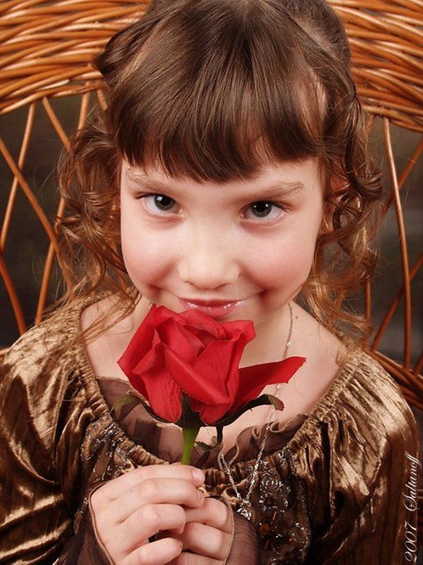 ребенок, девочка, цветок. Карточка о девочке с цветком. фото превью