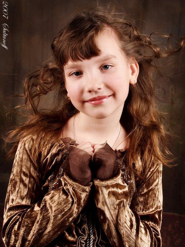 девочка, ребенок, Карточка о маленькой девочке с распущенными волосами. фото превью