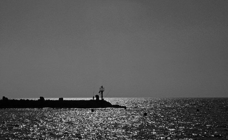 IgalSc, маяк, рыбалка, настроение, чб На маяке клёв лучше фото превью