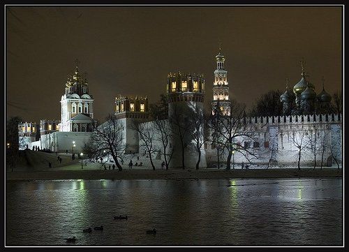 У стен монастыря