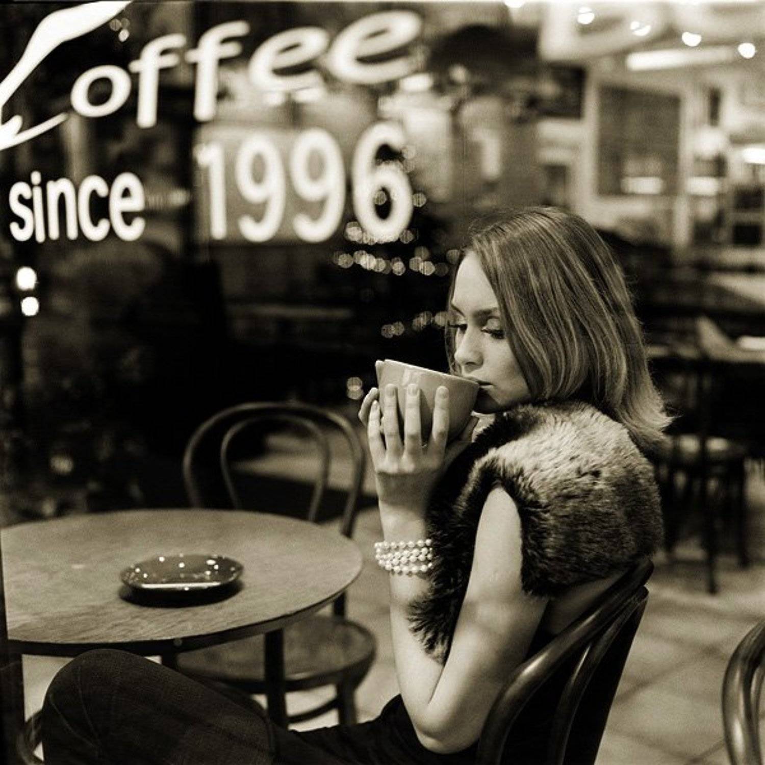 девушка в кафе, Поцелуев Павел