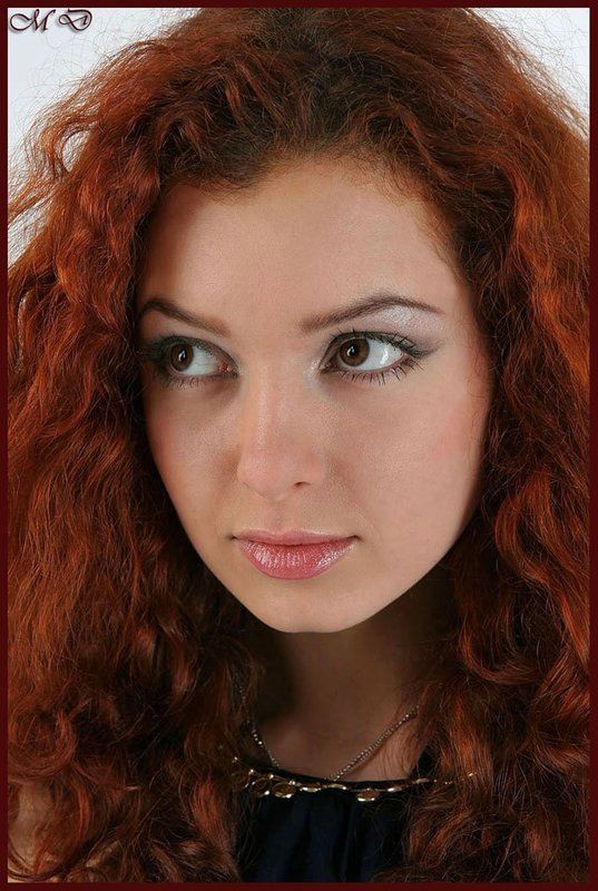 девушка,рыжеволосая,глаза,портрет Очаровательная колдунья фото превью