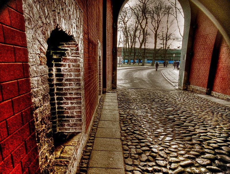 крепость,вход,СПб Тропинка на камнях. фото превью