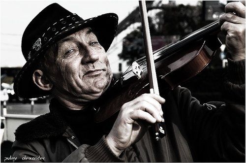 Повесил свой сюртук.....на спинку стула... музыкант....\портрет в условиях репортажа\