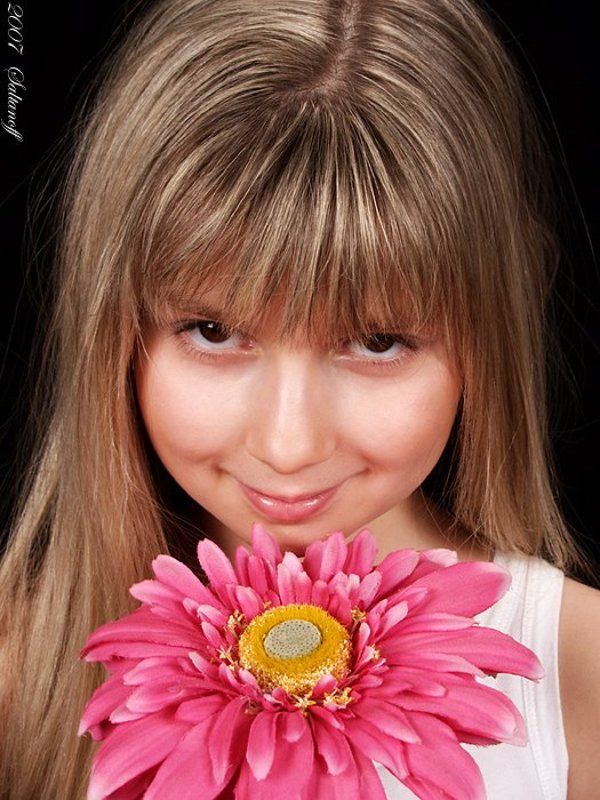 Карточка о девочке с герберой. фото превью