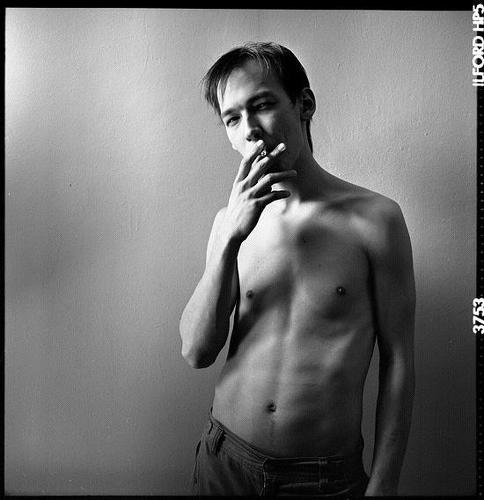 портрет молодого человека с сигаретой