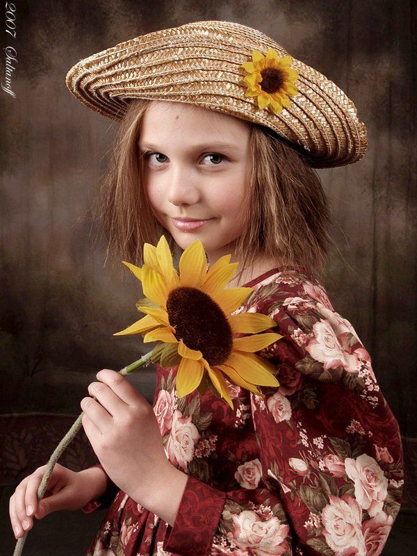 Девочка с подсолнухами. фото превью