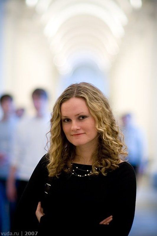 Портрет девочки на фоне мальчиков. фото превью