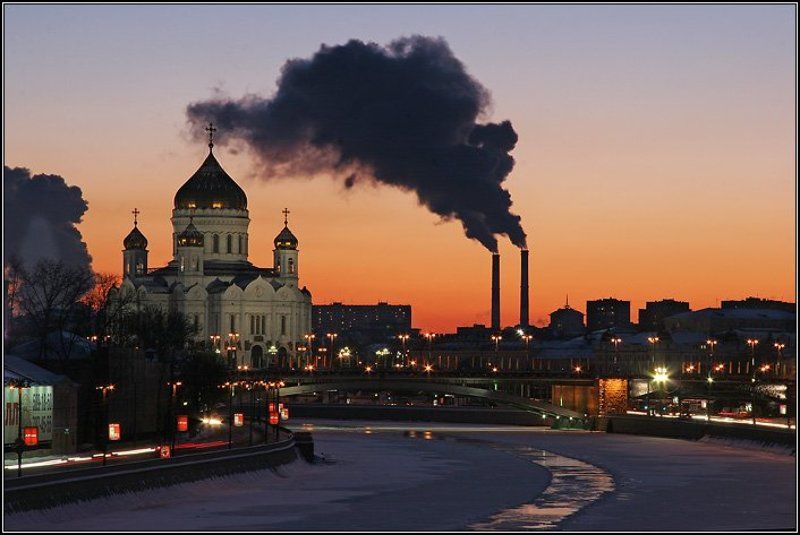 москва, город, храм, церковь, кремль, набережная, дорога, дым, вечер, огни, фонари, отражение, лёд, вода, река, мост, dyadyavasya Дым Отечества фото превью