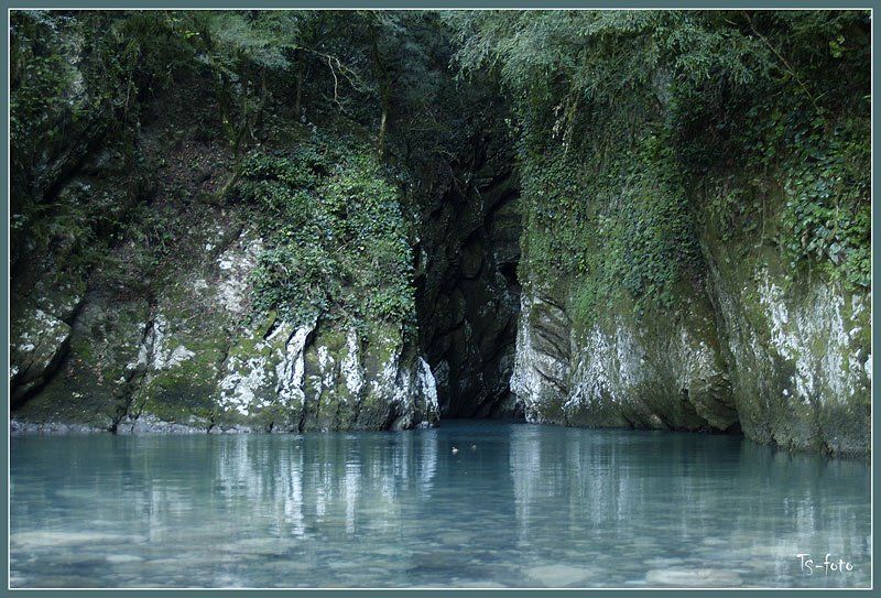 горное озеро, ущелье, вода Озеро в горах Абхазии фото превью