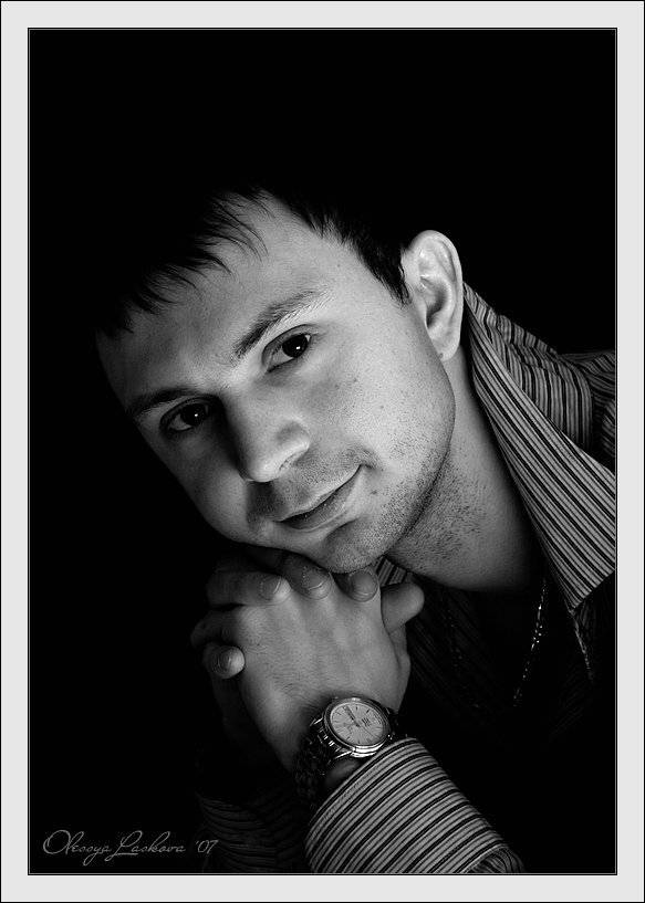 портрет, мужчина, взгляд, руки, low key, чб, Олеся Ласкова