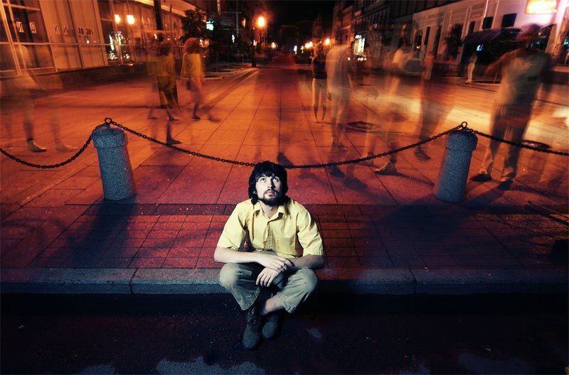 саморуков, взгляд в небо, сидеть на бордюре другой фото превью