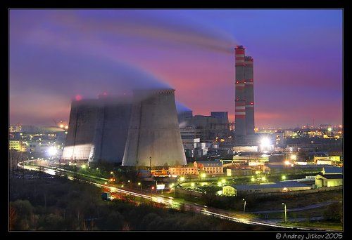 Поздний закат в индустриальном городе..