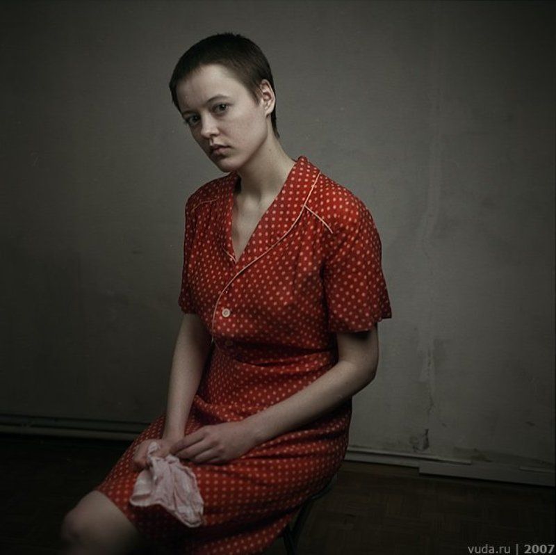 Портрет молодой женщины с платком. фото превью