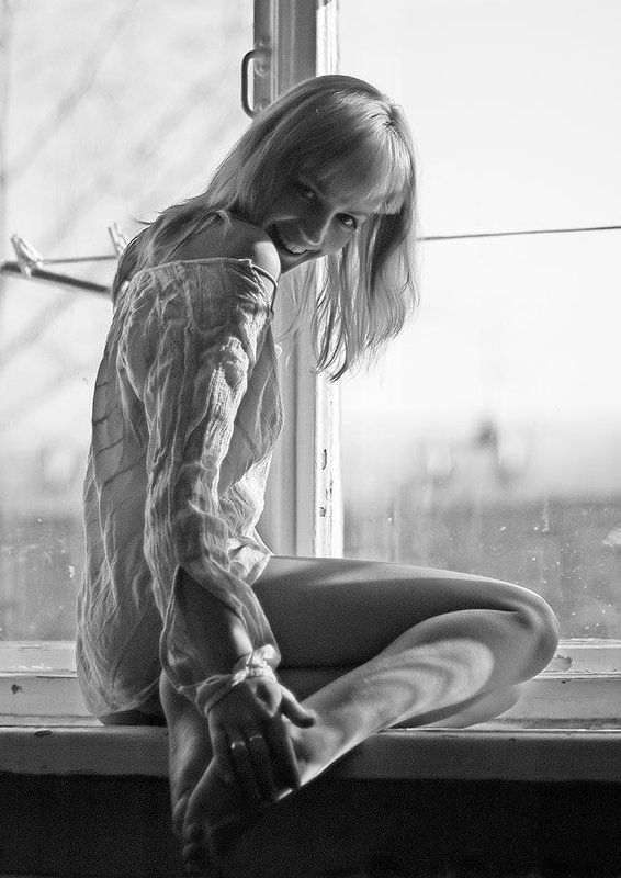 свет девушка подоконник свет и Света фото превью