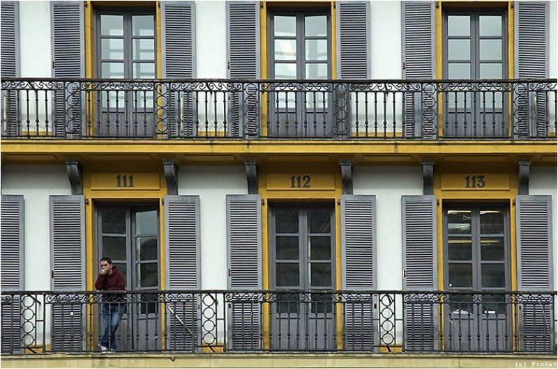 Испания, Ст. Себастьян, город, окна-двери, номера, люди Номера фото превью