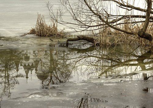 Так уж повелось на Руси, что после долгой зимы первыми из под снега появляются деревья и храмы...
