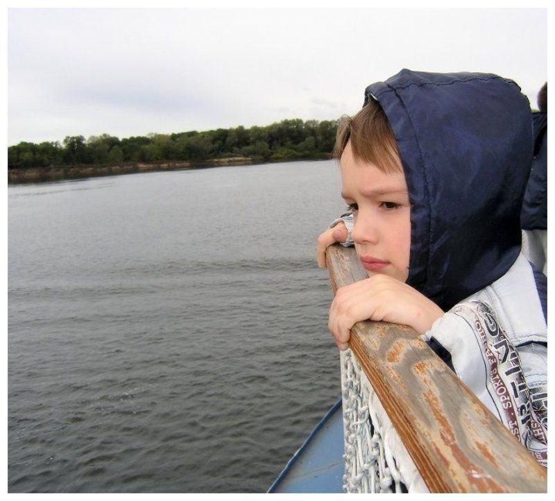 мальчик, кораблик, небо, река Первая поездка фото превью